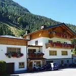 Apartment In With Mountain Views