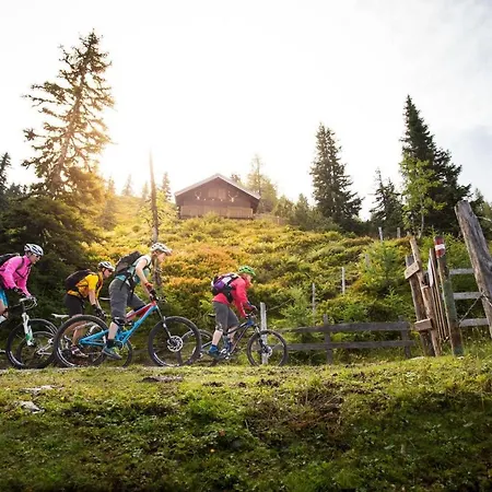 Апартаменти In With Mountain Views