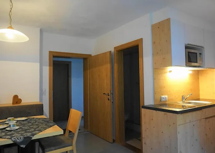 アパート In With Mountain Views